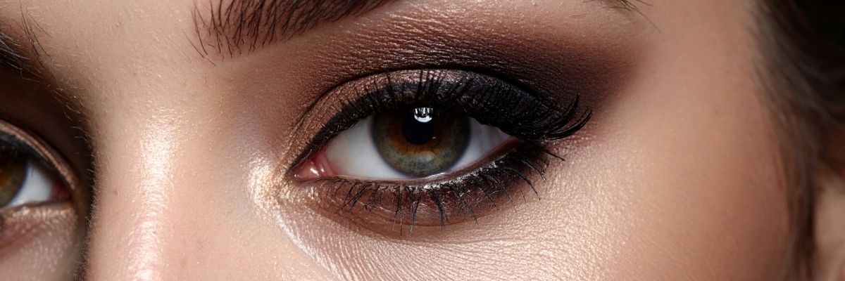 Göz Çevresini Kapatırken Çizgilere Dolmayan Doğal Bitiş