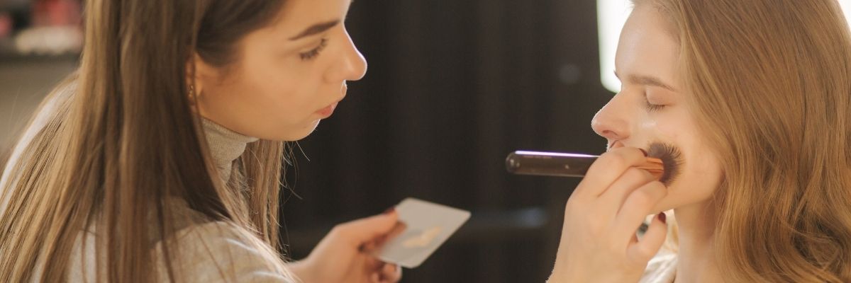 Gün İçinde Parlama Kontrolü: Makyajı Bozmadan Matlaştırma